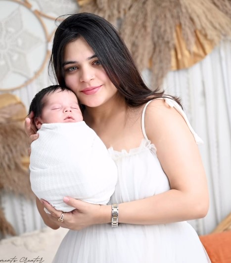 Saloni Khanna with her son