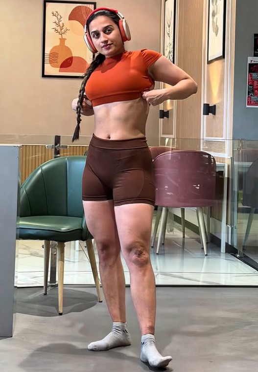 Swarnalee Chakraborty height