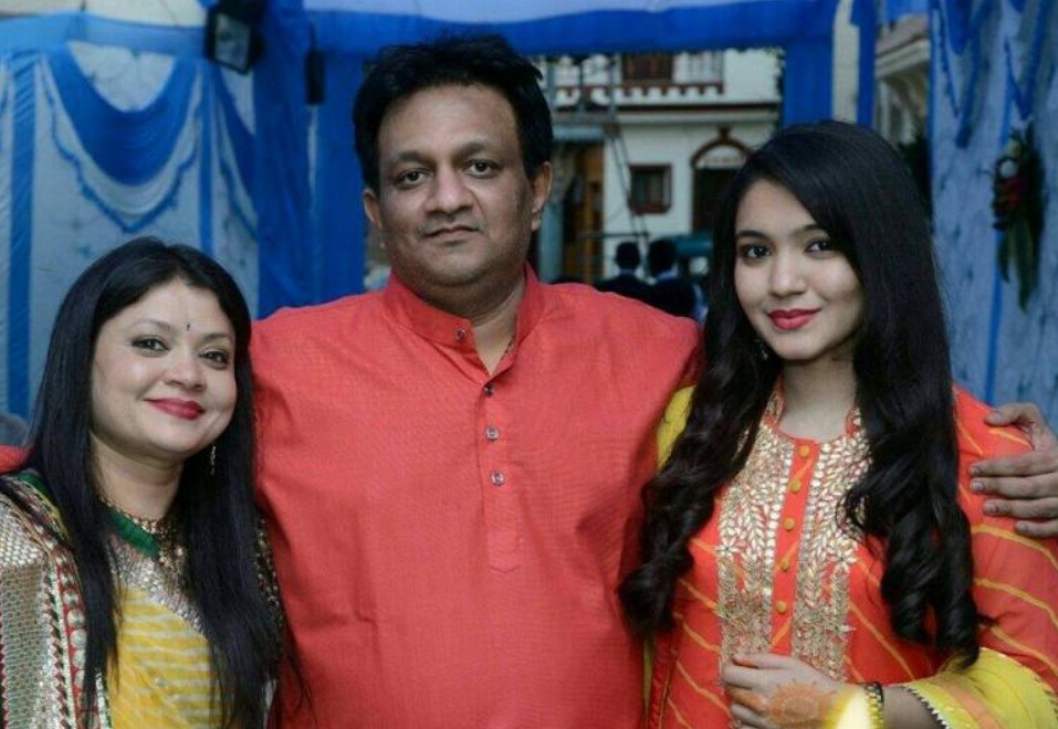 Yaashvi Shah with her parents